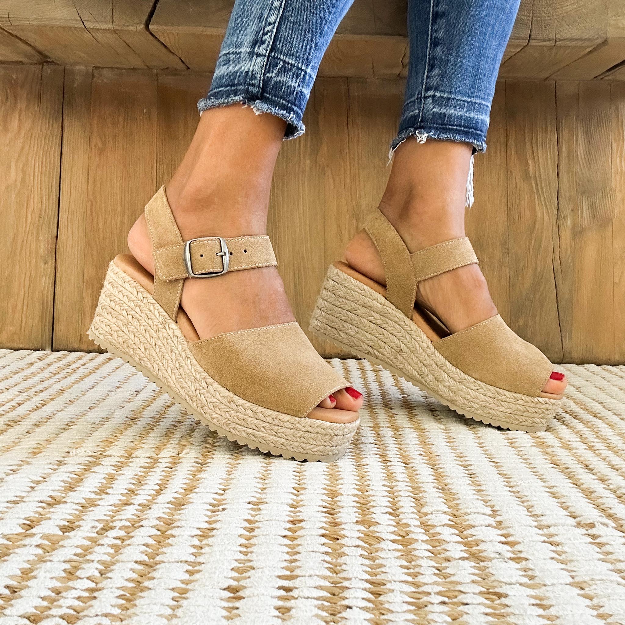 Beige platform sandals with strap